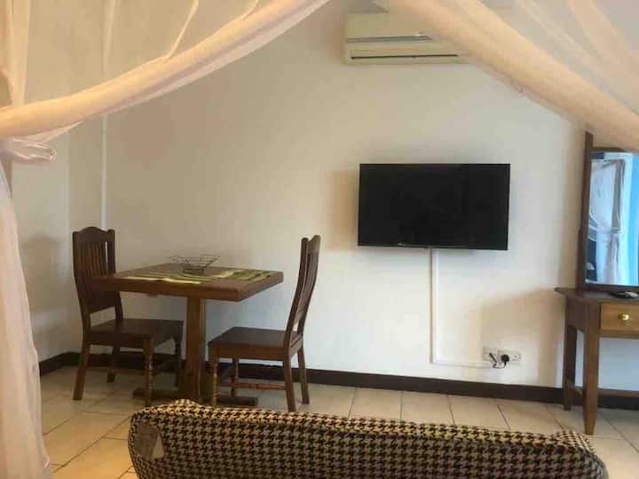 Mombasa Beach Studio A11 - Pool - Sleeps 3 - Mombasa