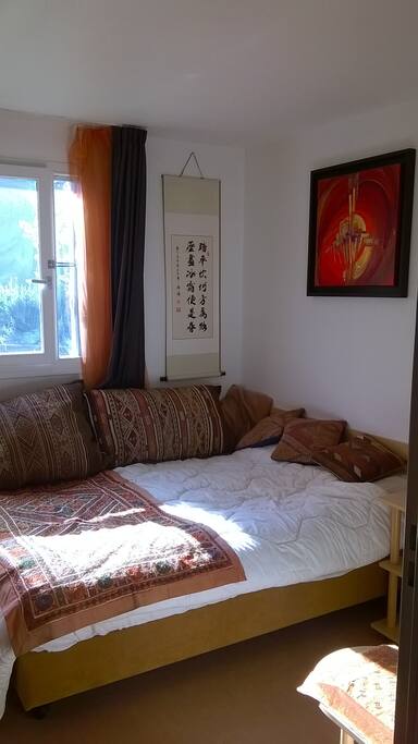 Chambre lumineuse et confortable