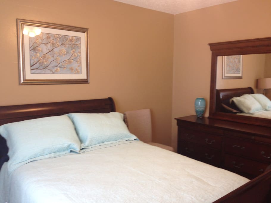 2nd bedroom, full size bed and dresser