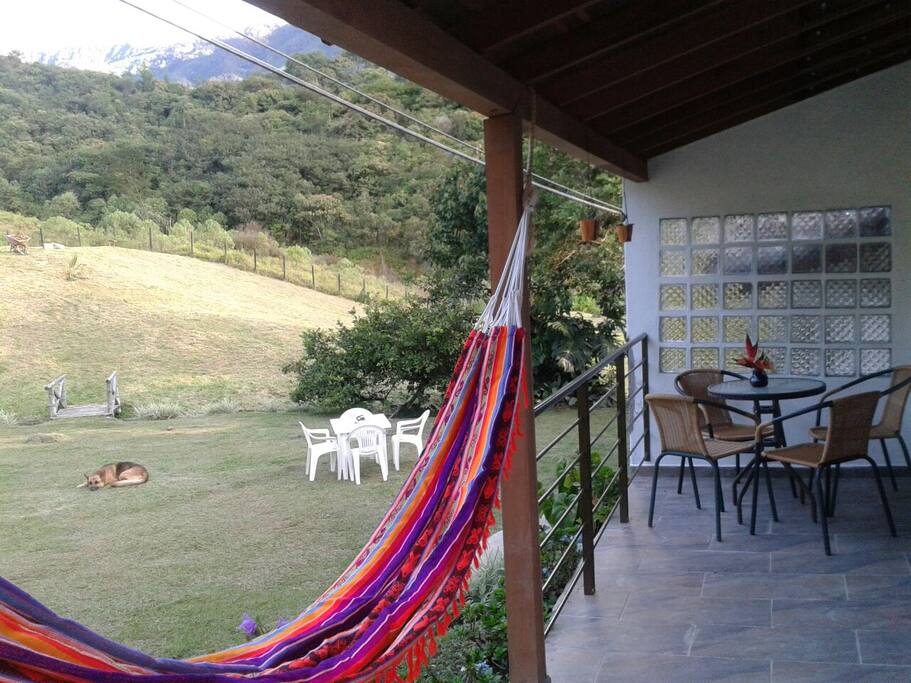Terraza hacia zona verde y vista al oriente y sur