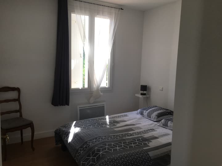 140 kreveta s poplunom i jastucima, 2 noćne svjetiljke na tabletima i utičnicama te veliki ormar 