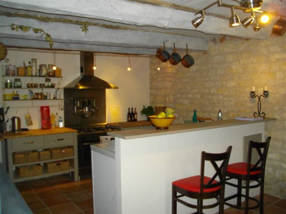 Cuisine équipée avec bar et coin salle à manger