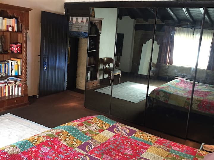 Glavna spavaća soba (1) na katu (i tuš-kabina)