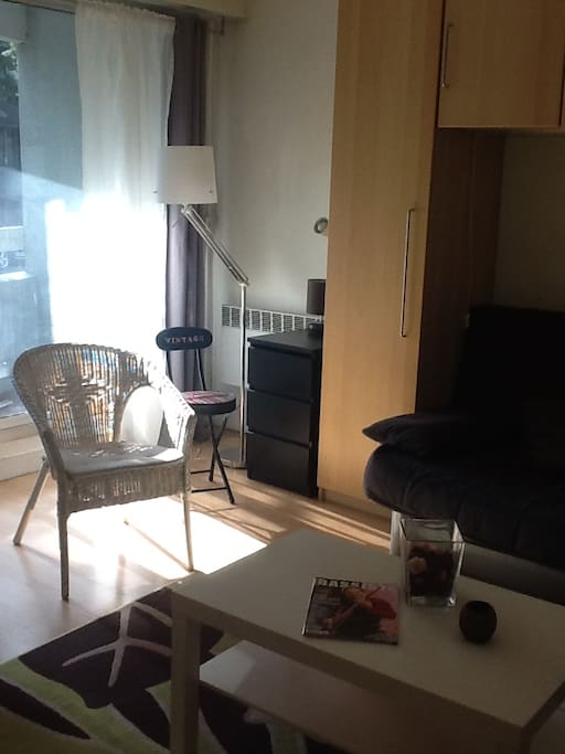 Studio ensoleillé avec baie vitrée et petit balcon situé au RdC