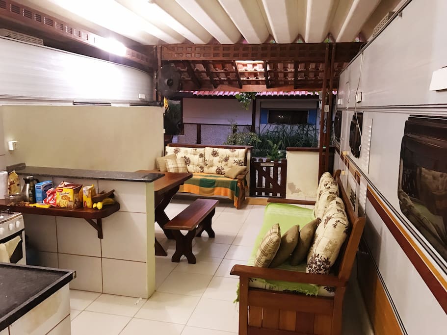 Espaço interno da vaga, com uma sala de estar conjugada com a cozinha.