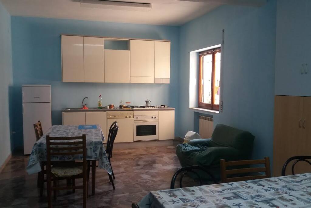 Cucina e area comune.
