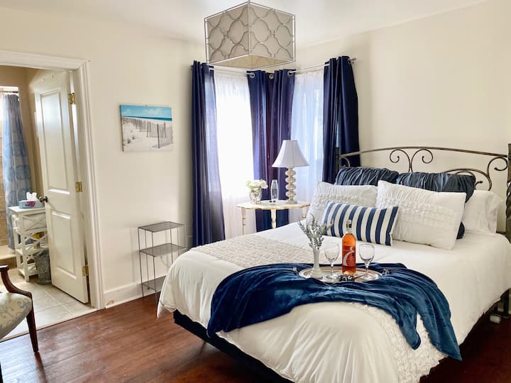 Dormitorio con vista al lago, cama tamaño queen y baño privado.