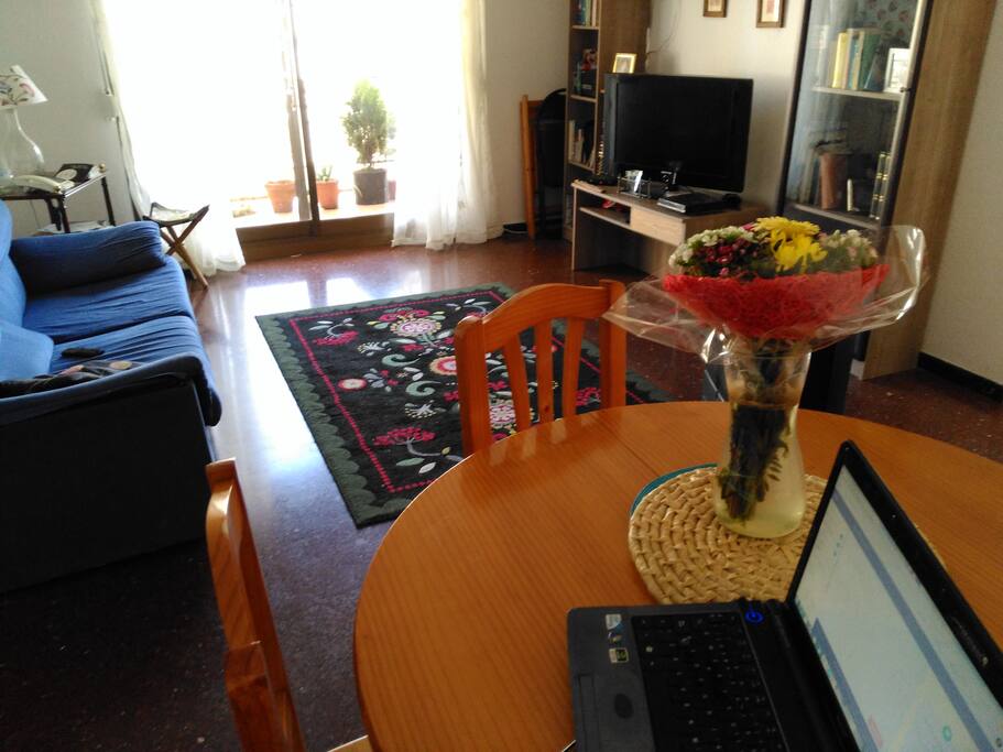 Espacio en común, con T.V y mesa.