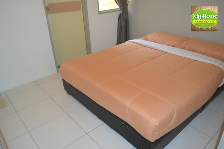 Tercer dormitorio (baño compartido con segundo dormitorio) : 1 cama tamaño queen. 