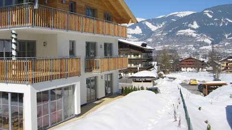 Beautiful, modern apartement with parking.