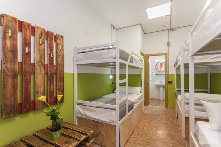 Bed in 6 Bed Room (Private Bathroom)