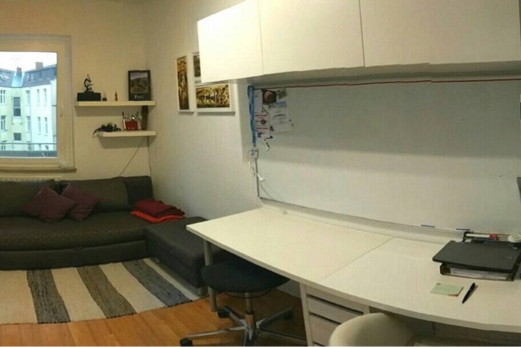 Büro mit Schlafsofa