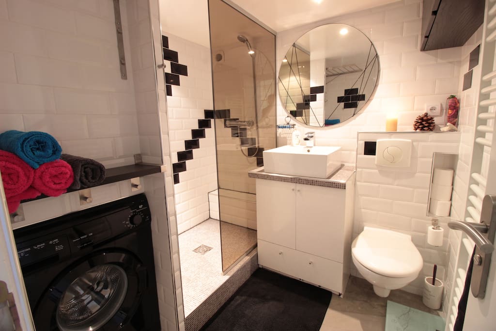 salle de douches avec WC et machine à laver