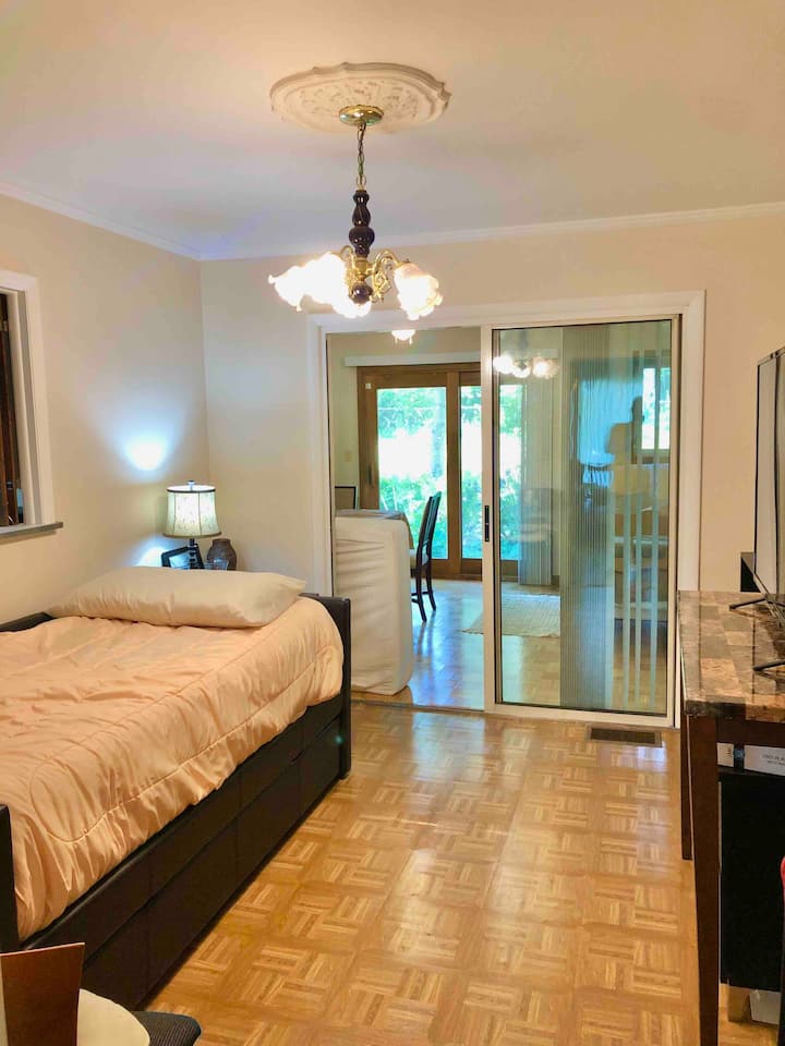 Denná posteľ poskytuje 2 pohodlné dvojité matrace v brlohu.  V tomto brlohu je veľká inteligentná televízia a tiež dostatok denného svetla. Skvelý priestor na monitorovanie prednej a zadnej časti domu. 