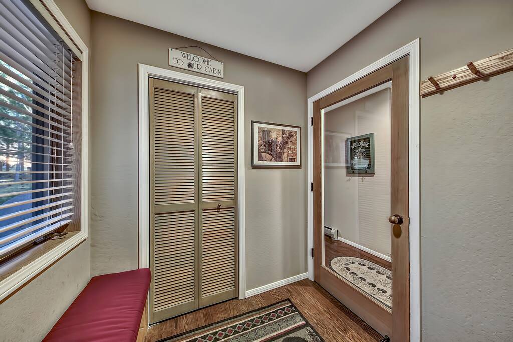 Large entry space/mud room w/bench and hall closet