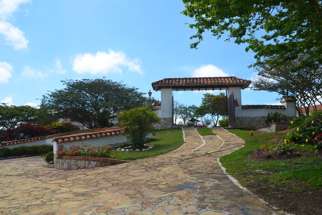Entrada y parqueadero