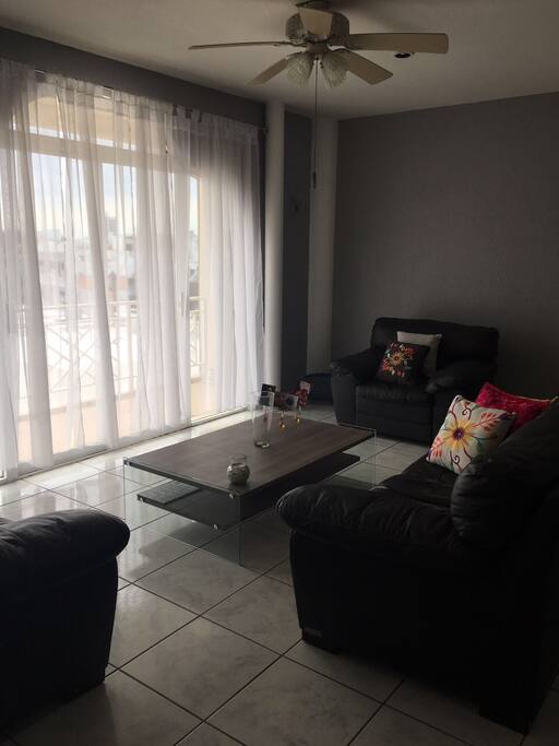 Sala con balcón