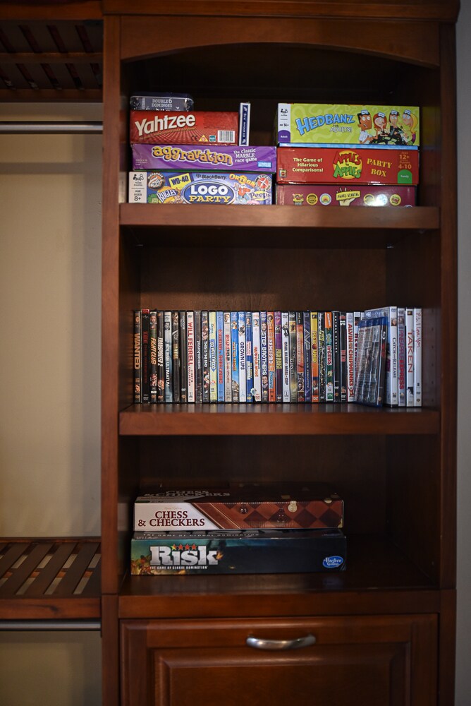 שפע של משחקים לערב משחקים מהנה והליכה בנתיב הזיכרון! תקליטורי DVD זמינים גם לשימוש האורחים.