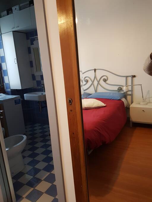Bagno privato con Finestra e Doccia accessibile DIRETTAMENTE DALLA CAMERA