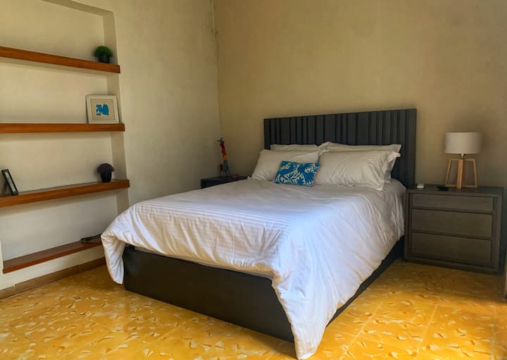 2号卧室标准双人床，配备步入式衣柜和套内卫生间 