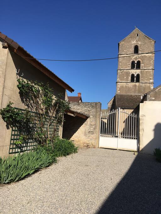 Cour extérieure vue église