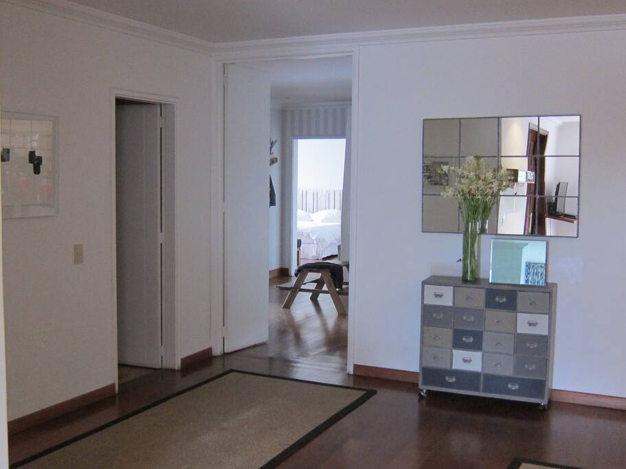 Hall entrada con vista al distribuidor habitaciones y cuarto de jugar