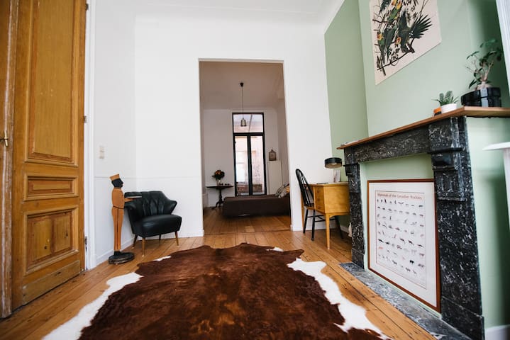 Spacious bedroom with private bathroom in Berchem