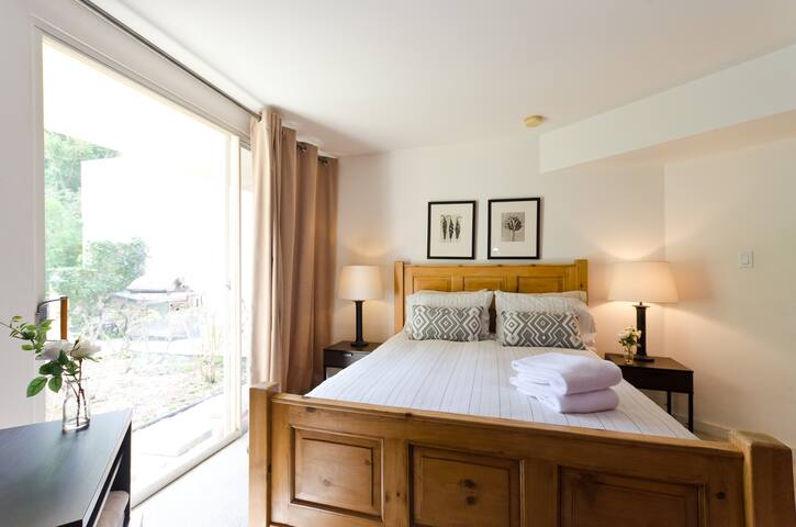 Modern Beverly Hills home w amazing outdoor& views gallery image 4