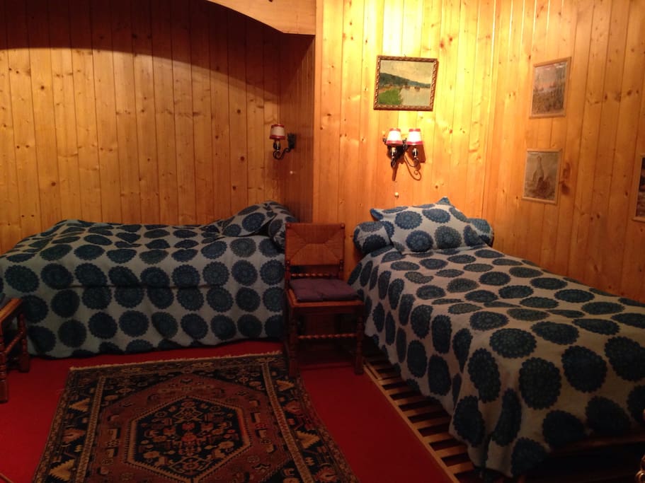 Chambre dépendante au studio se trouvant de l'autre côté du couloir avec 2 lits & d'autres matelas si besoin