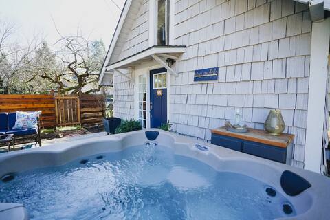 *Silver Falls Cottage* Hot Tub - 2 miles from Park