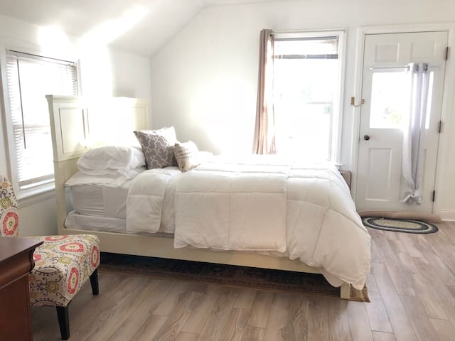 Great Burlington waterfront Private apartment.