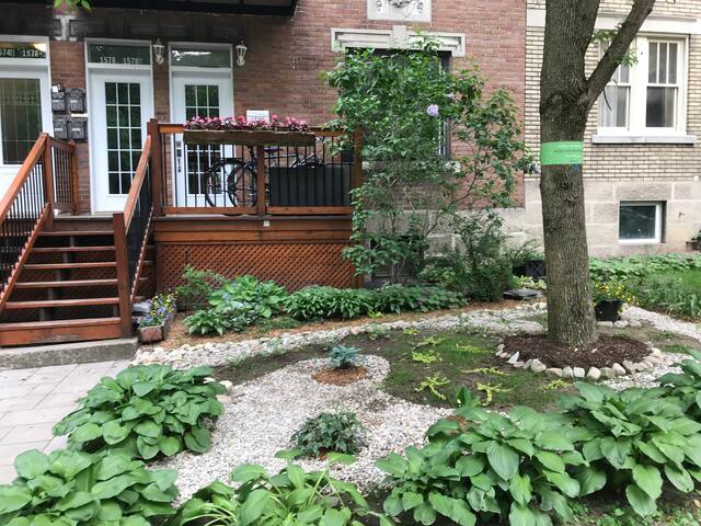 Spacious room with private bathroom in Outremont
