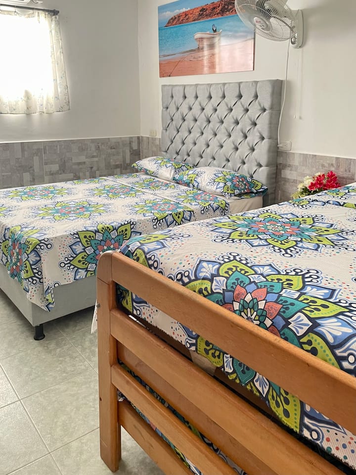 Habitación con una cama doble y dos individuales