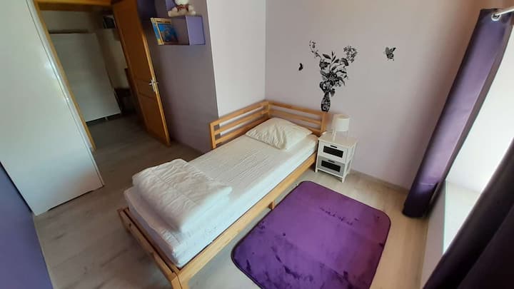 dormitorio 2: 1 cama convertible en 2 plazas ( dos colchones uno al lado del otro que hacen 2 camas o 1 cama para 2 personas )