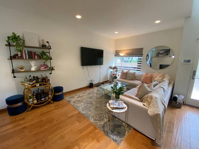 Beautiful Modern Townhouse at Santa Monica Beach gallery image 3