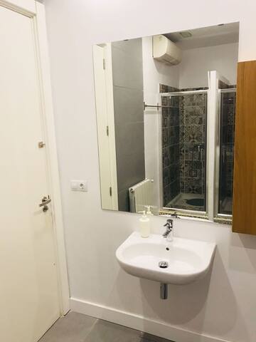 Kasa Tomas Gros 1 gallery image 2