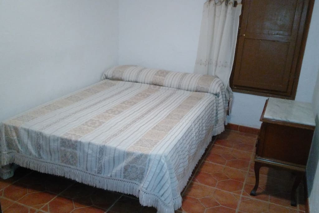 Guest double bedroom with wardrobe.
Located on the lower floor.