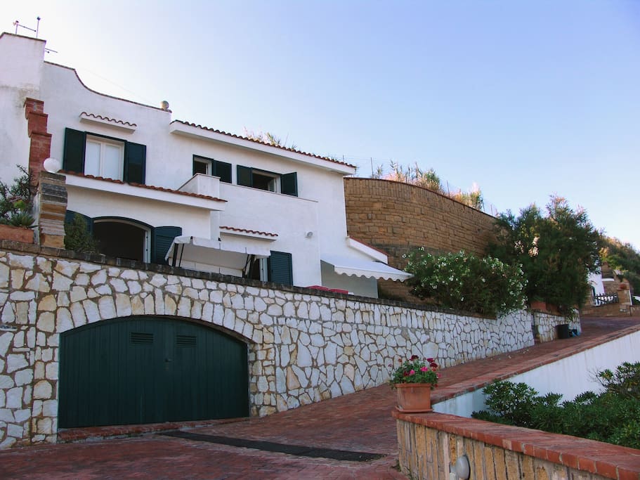 La villa e la strada privata parcheggio