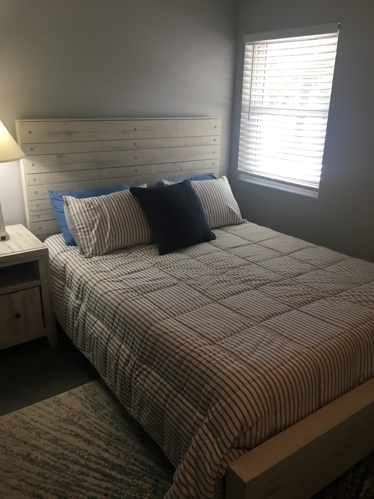 楼下卧室有2张标准双人床