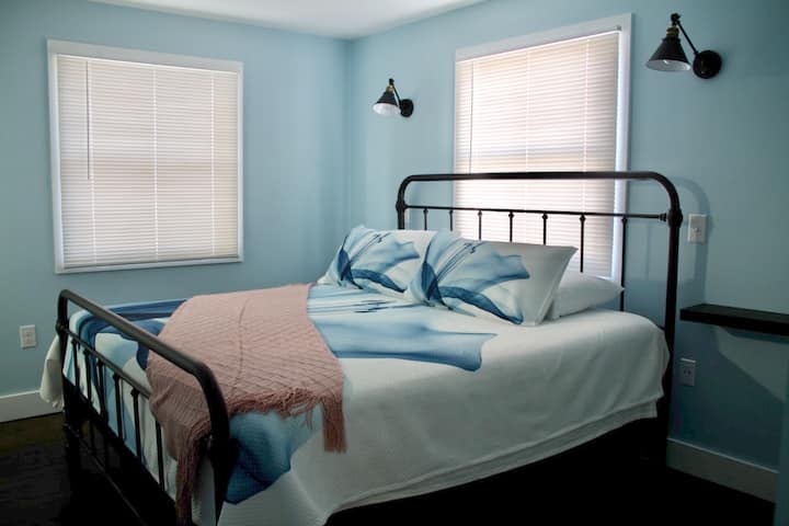 Საძინებელი დიდი საწოლით და აბაზანა-ტუალეტით