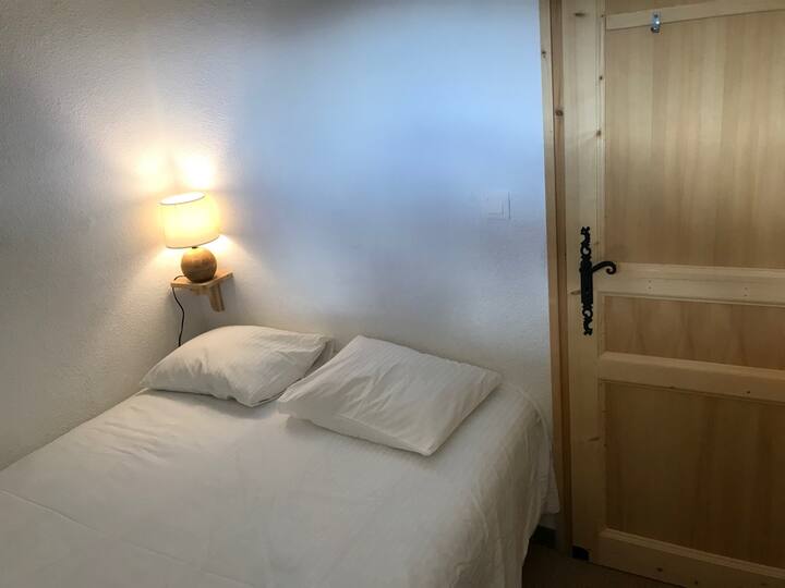 غرفة نوم صغيرة 2 في الطابق الأرضي - سرير 140 سم