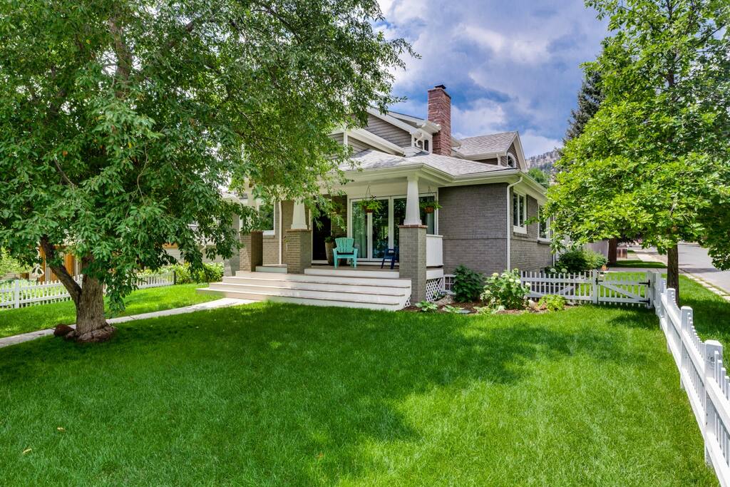 Front of house w/fenced in yard