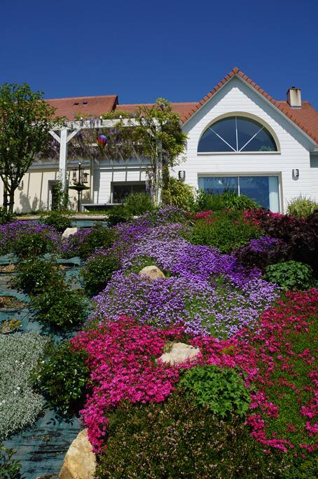 La maison vue du jardin