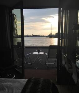 Private room & kitchen on waterfront