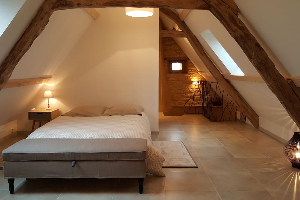 suite parentale sous les combles avec Salle de Bain et WC indépendants