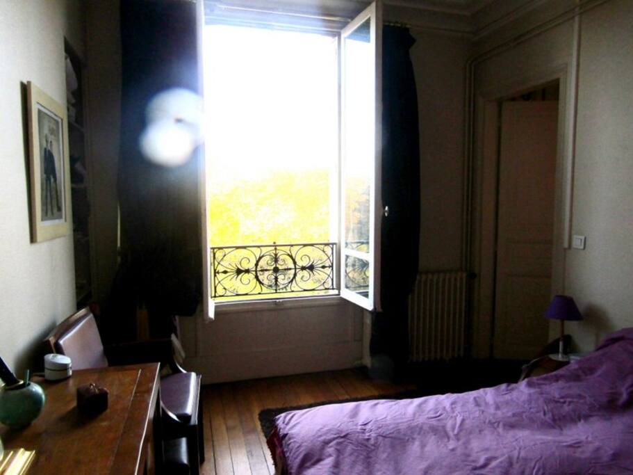 La chambre donne sur le Bois de Vincennes qui est un quartier très aéré.