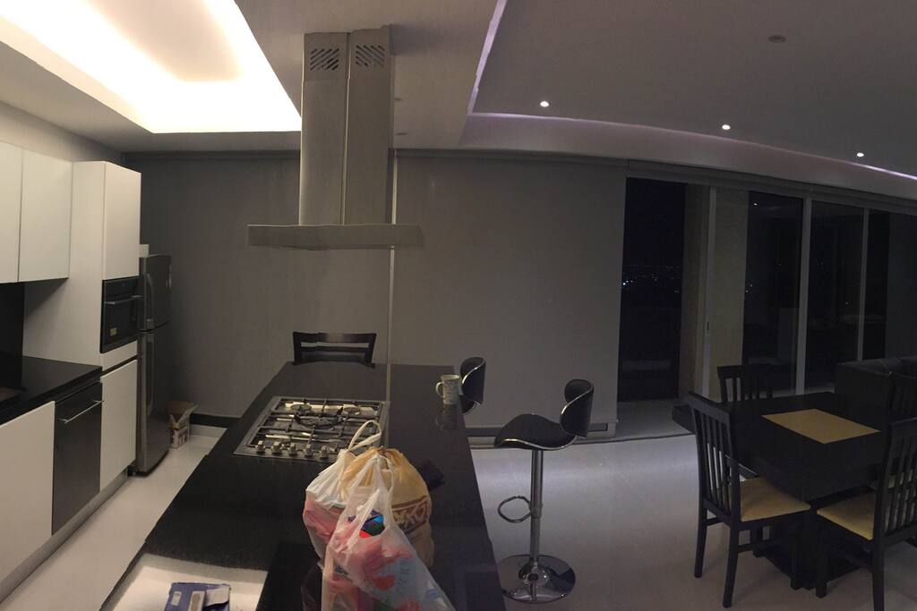 El departamento: sala y cocina.
