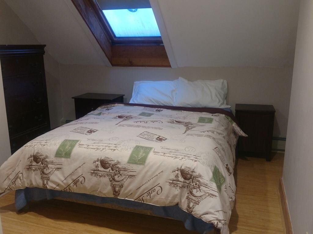 Lit queen size au deuxième étage, climatisation portable