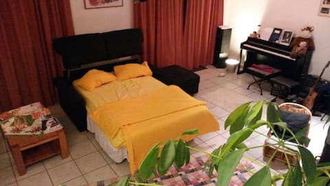 Gemütliche Übernachtung im Wohnzimmer.