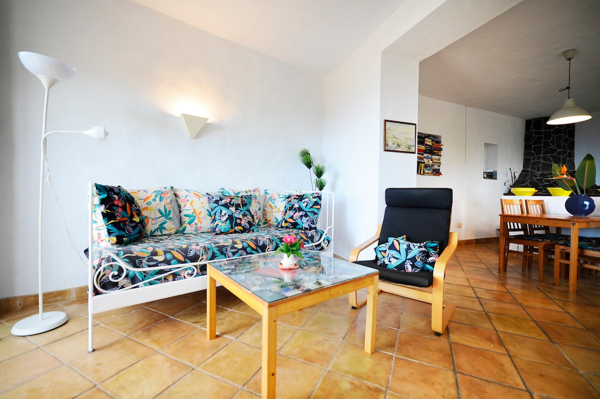 โซฟาเบดในห้องนั่งเล่น/ห้องครัวที่ชั้นแรกหากใช้เป็นเตียงในการเข้าถึงห้องน้ำคุณต้องลงบันไดกลางแจ้งที่มีหลังคาและเข้าทางห้องนอนหรือจากประตูห้องน้ำด้านนอกโดยตรง